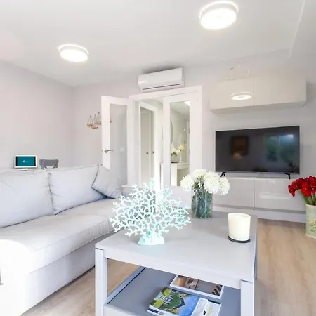 Banus - Center - Spacious & Bright - 3br - 2ba - Views - Excellent Location - Heart Of Center - Walk Everywhere - Ideal For Families *